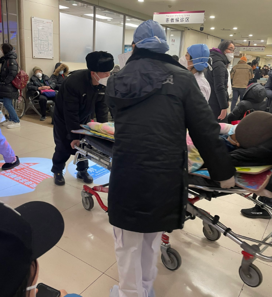 北京醫院現在插座不足，再加上缺血，醫療系統不堪負荷。 圖: 翻攝自 Anouk Eigenraam 推特