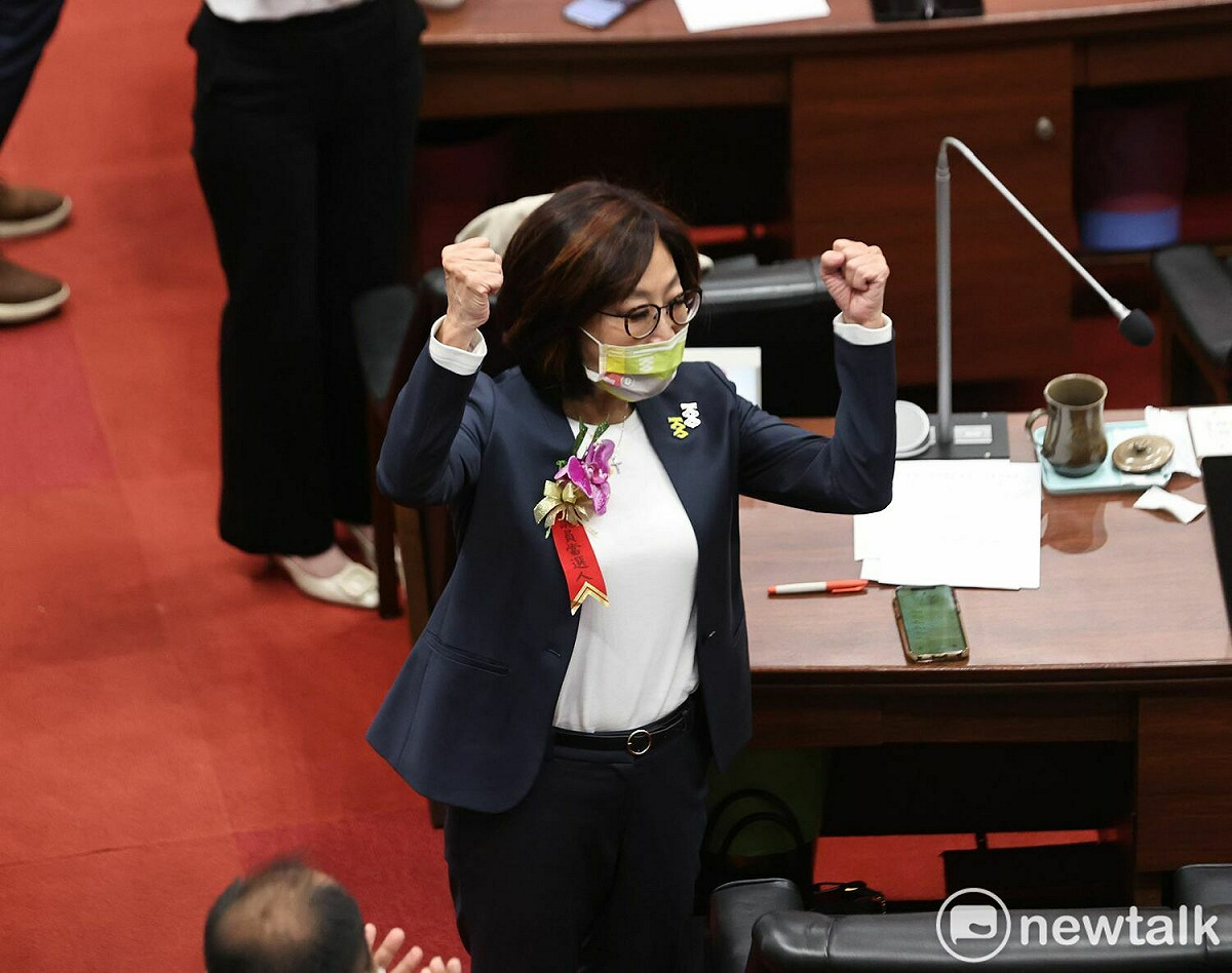 康裕成當選議長，緊握雙拳慶賀。 圖：孫家銘攝