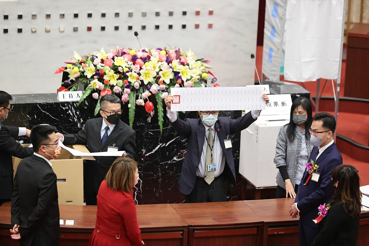 議長選舉開票，藍綠均派人監票。 圖：孫家銘攝