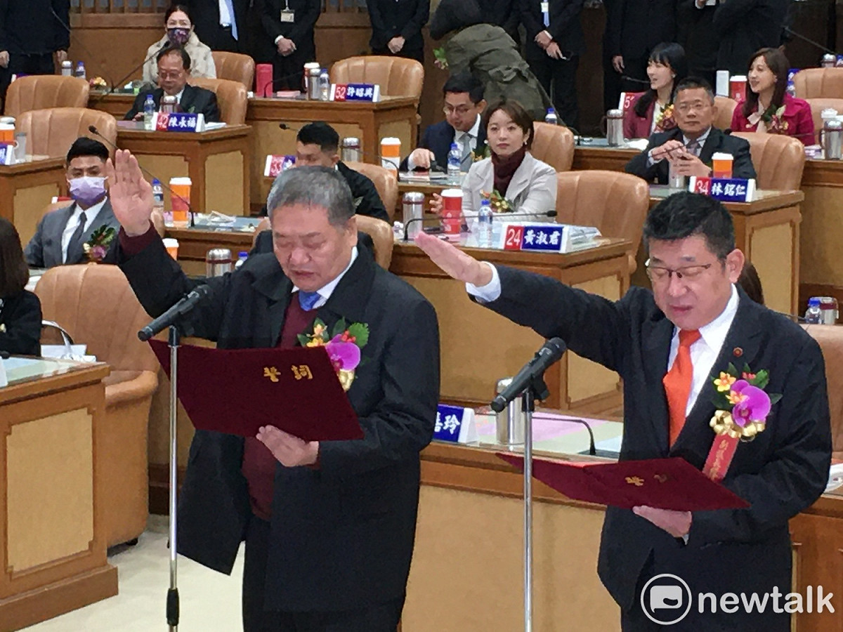新北市議會第四屆議長及副議長選舉，結果由蔣根煌(左)及陳鴻源當選正、副議長。 圖：王峻昌／攝