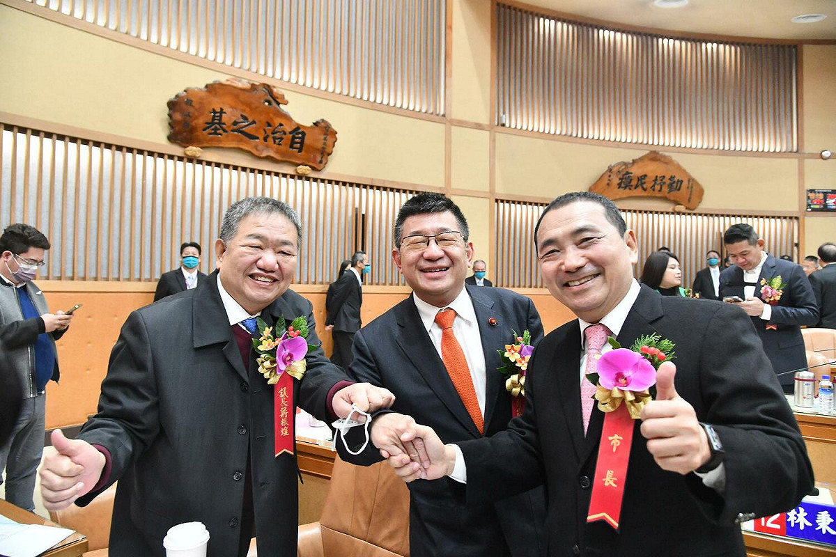 蔣根煌及陳鴻源連任正、副議長，侯友宜前往祝賀。 圖：新北市府提供