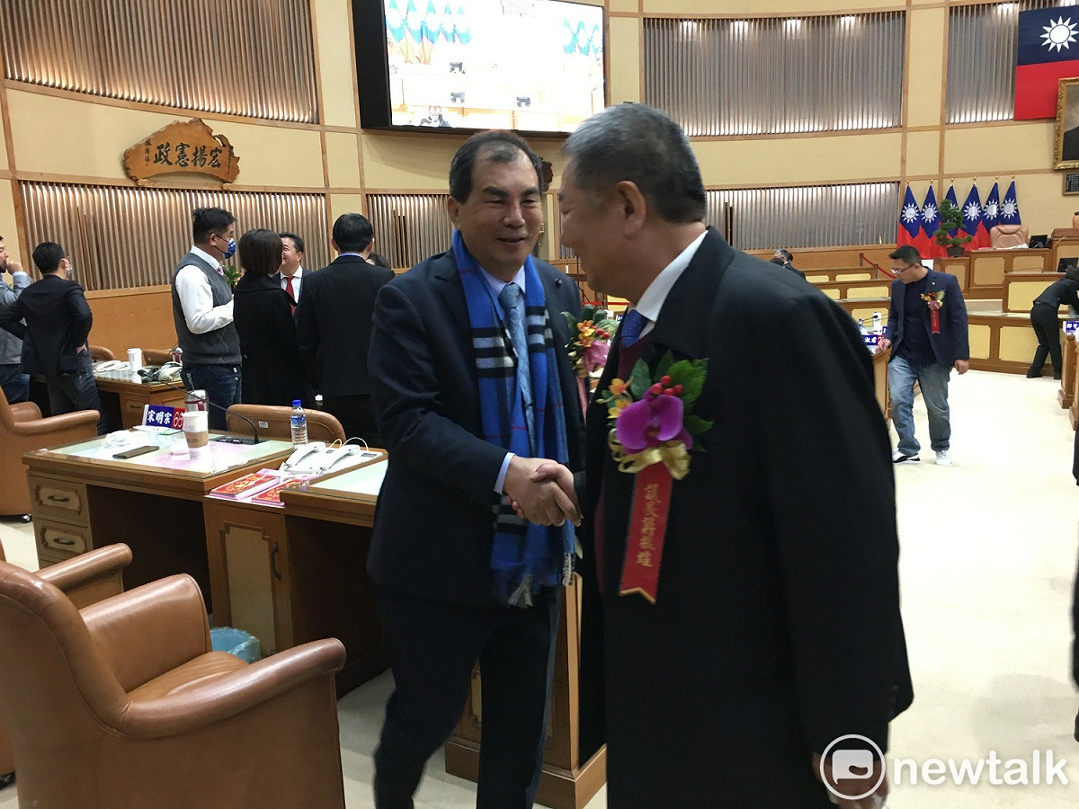 蔣根煌連任議長後，與市議員周勝考等人逐一握手致意。 圖：王峻昌／攝