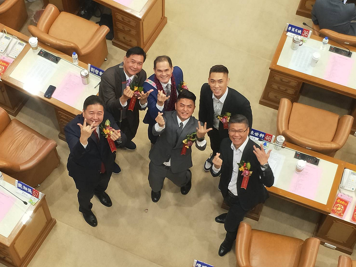 國民黨議員陳明義、民眾黨議員陳世軒成為議會父子檔，國民黨議員林金結、林國春及民進黨議員廖宜琨等人都獻上祝福。左起林金結、林國春、蘇錦雄、廖宜琨、陳世軒、陳明義等人。 圖：林金結提供
