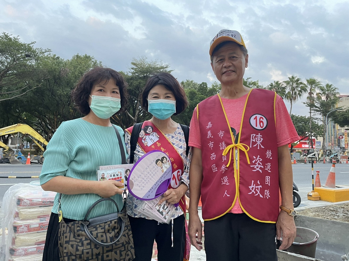 新科嘉義市議會議長陳姿妏（中）與夫婿前嘉義市議長林承勳（右一）及支持者合影。 圖：取自林承勳前議長與市議員陳姿妏服務處臉書
