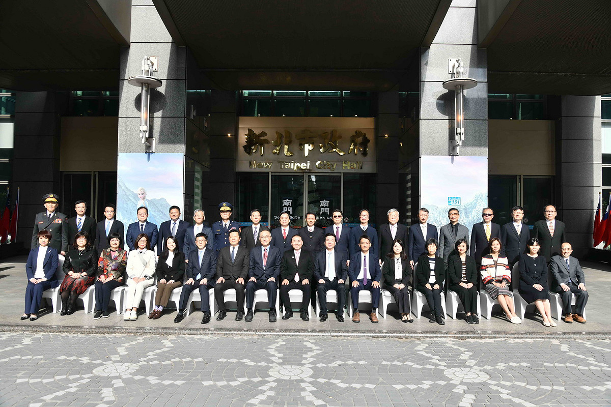 侯友宜市府團隊就職後在市府前大合照。 圖：新北市政府提供