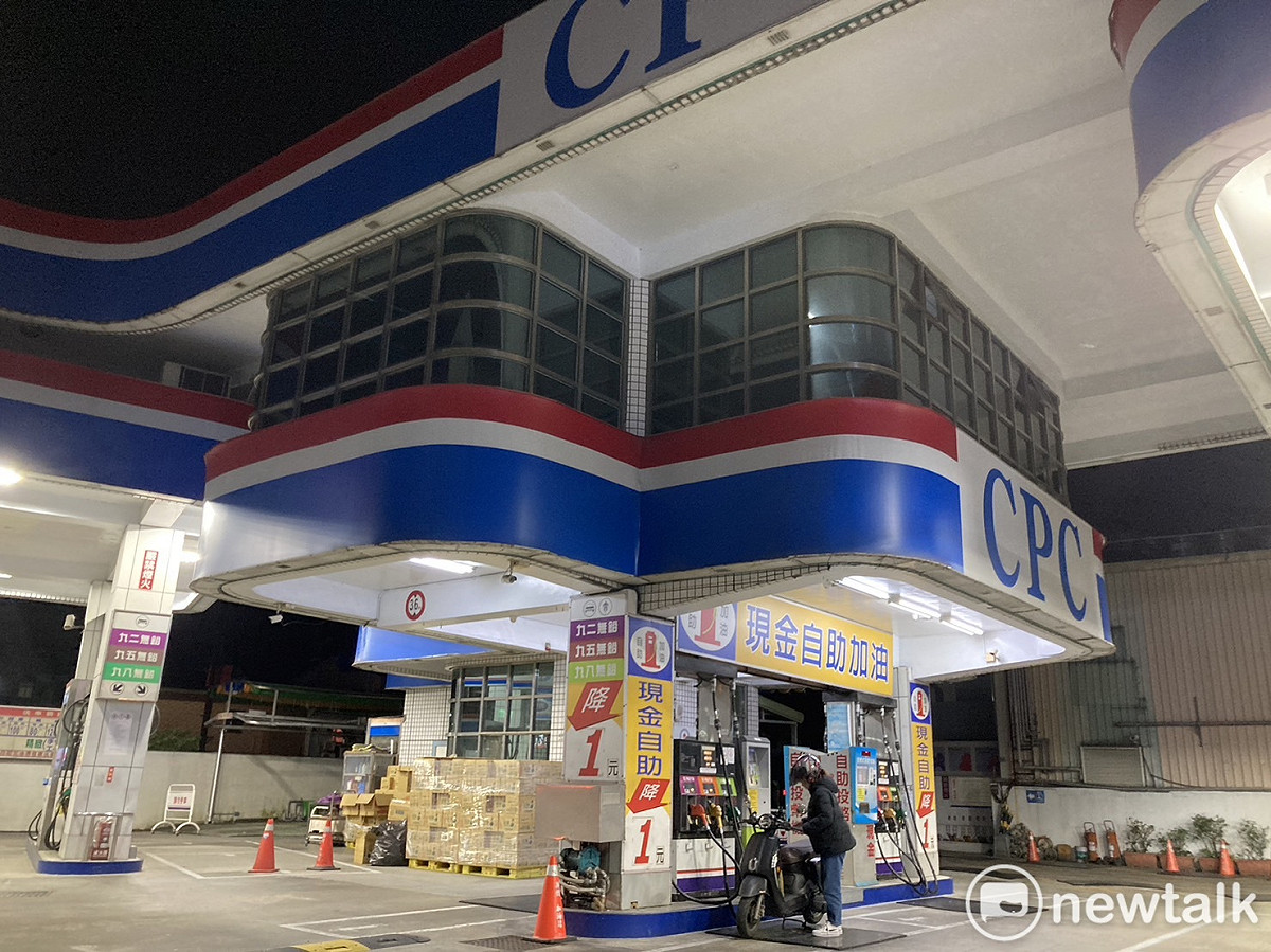 明（9）日凌晨零時起汽油調降0.4元、柴油不調整。 圖：林岑韋／攝