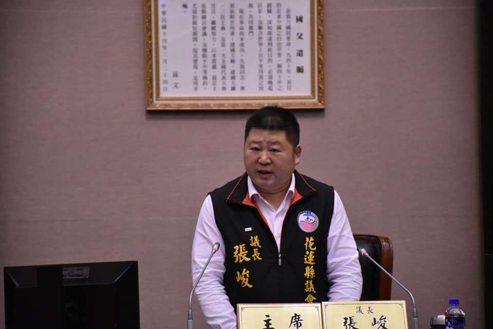 國民黨籍花蓮縣議長張峻今（25）日以兩票之差成功連任，不料，在當選後他也當場宣布將退選。受訪時他控訴，自己長期遭其他派系霸凌，對方並以「排黑」之名追殺自己。 圖：擷自張峻臉書圖（資料照）