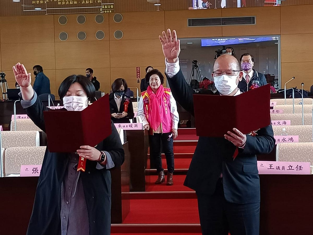 張清照、顏莉敏宣誓就任議長、副議長。 台中市議會/提供