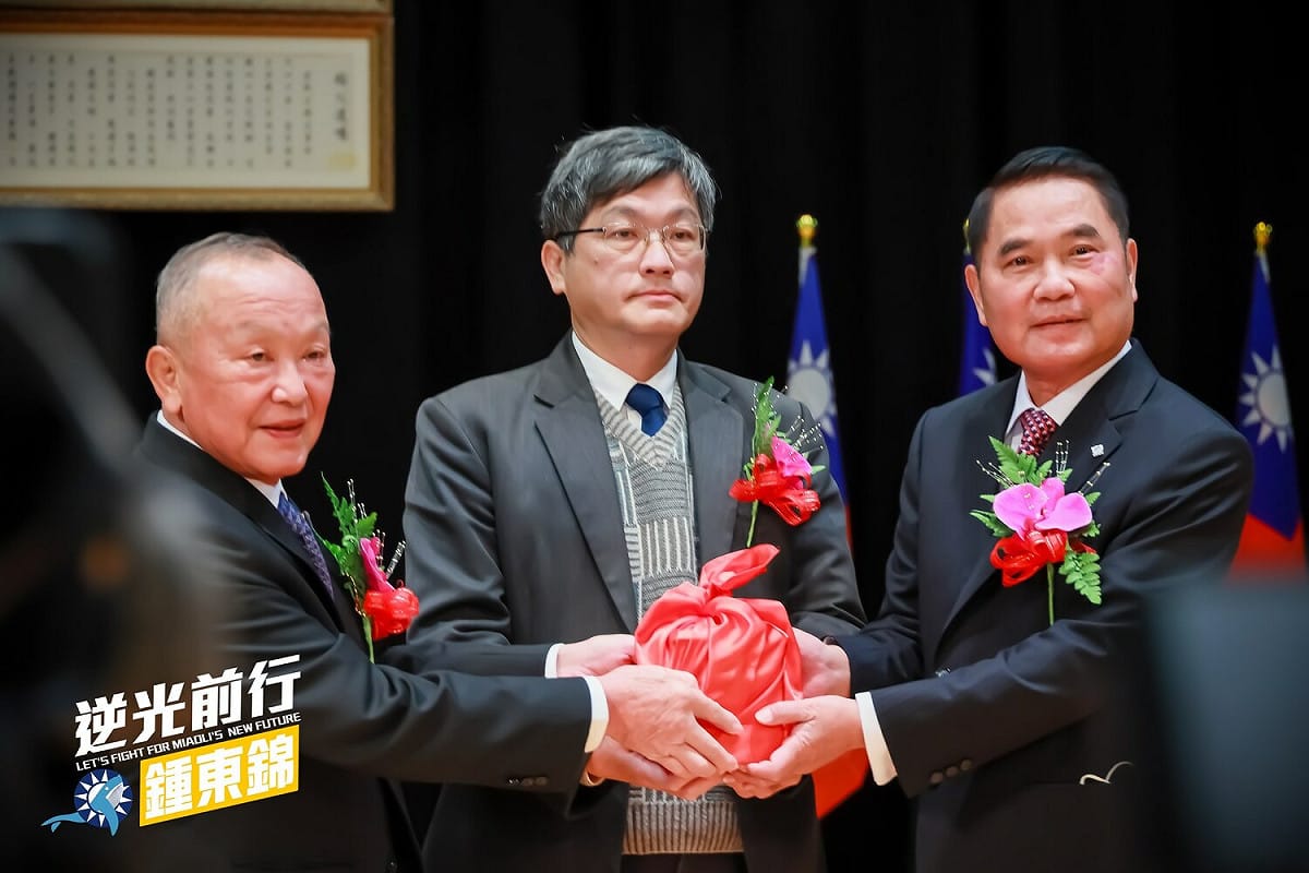 苗栗縣新任縣長鍾東錦今 ( 25 ) 日宣誓就職。 圖: 翻攝自鍾東錦臉書