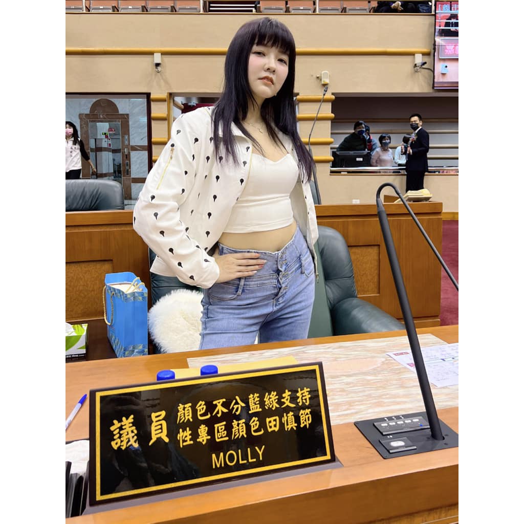 Molly翎熹今出席議會，桌上名牌長達數十個字，引發網友驚呼落落長。 圖：翻攝自Molly翎熹臉書