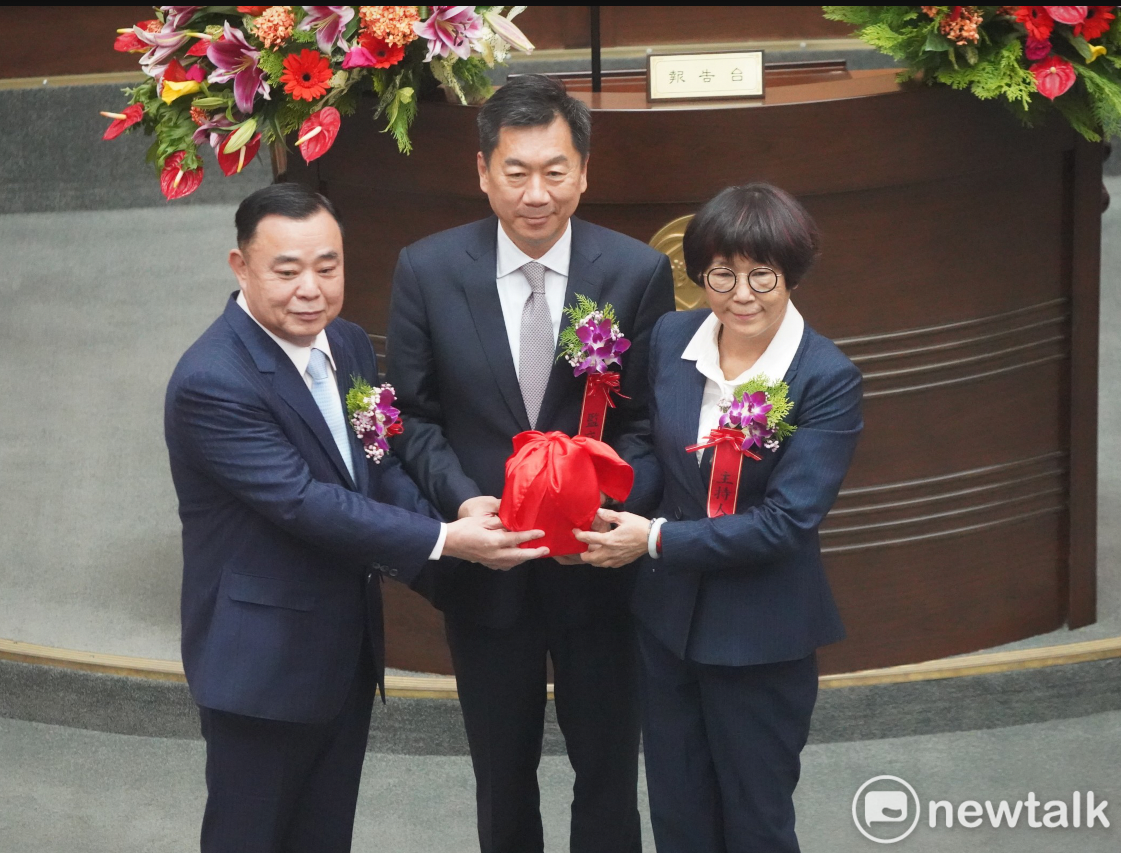 邱奕勝(左)獲 39 票打敗民進黨呂林小鳳 24 票，成功連任第 3 屆桃園市議會議長。 圖：林昀真／攝