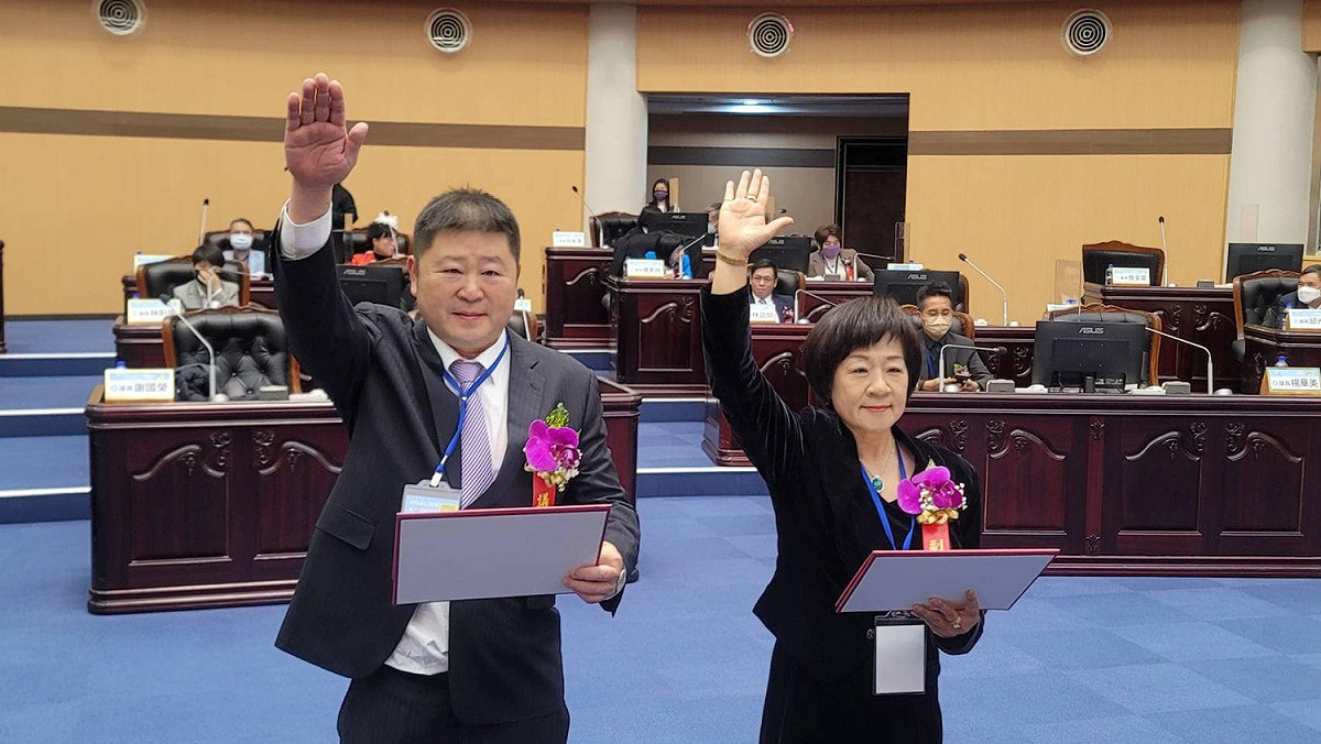 選前因排黑條款報准參選議員的張峻獲 17 票成功連任議長。 圖: 翻攝自張峻臉書