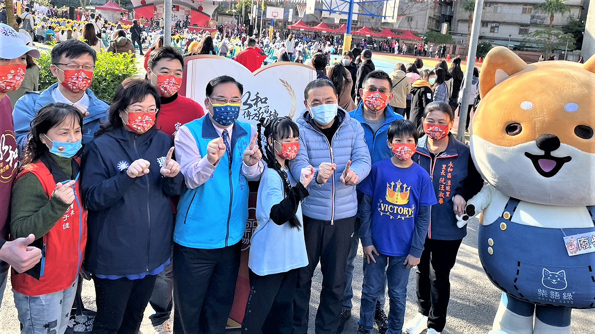 百年校史印記活動後，侯友宜（前排右2）與學生合影。 圖：新北市教育局提供