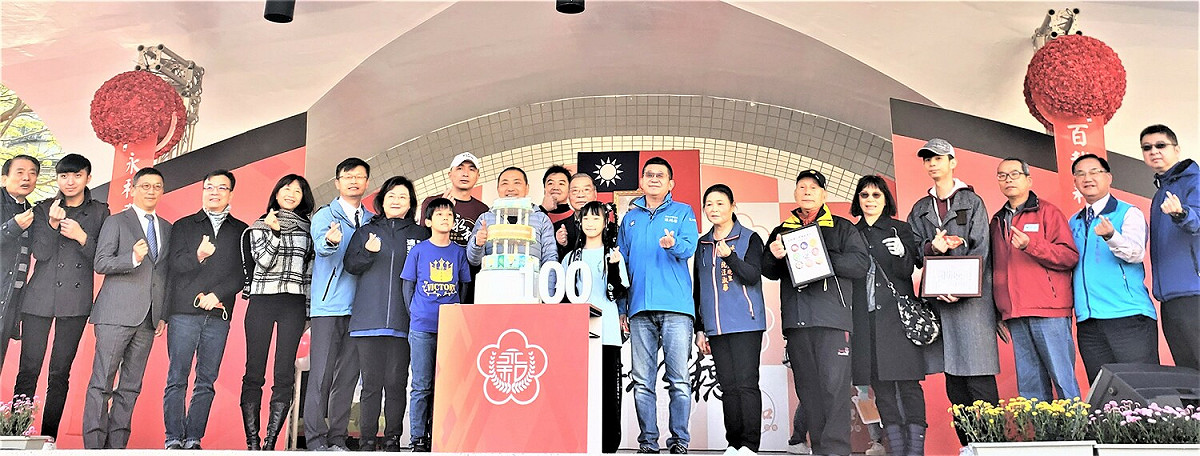 侯友宜與三代同堂校友及曾獲總統教育獎傑出校友視障鋼琴家吳承澐（左2）一同進行生日禮讚。 圖：新北市教育局提供