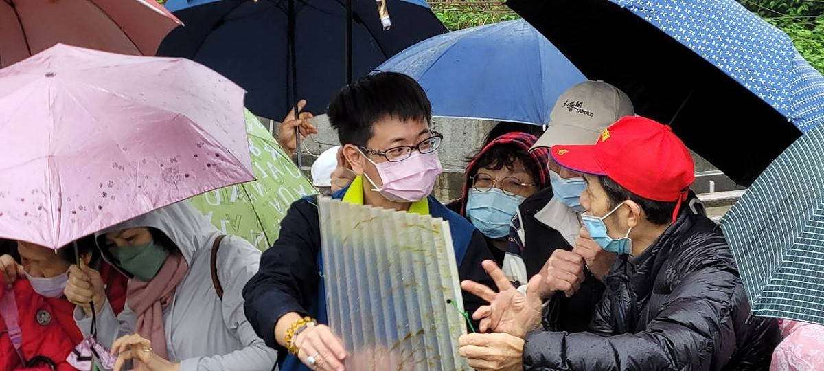 復育人員帶領民眾觀賞冬季限定版九孔鮑寶寶行程。 圖：新北市漁業處提供
