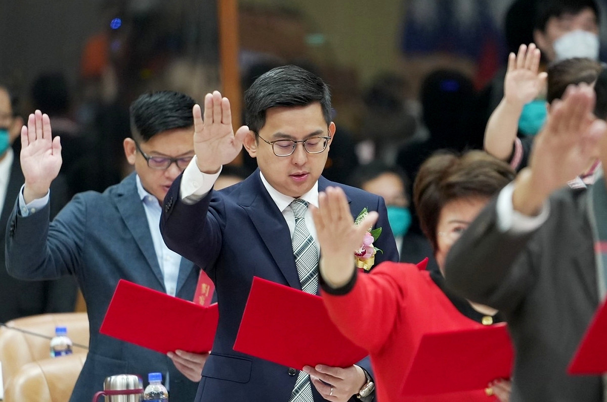 卓冠廷今日出席議員就職宣誓典禮，強調將為人民發聲，並大力監督市府作為。 圖：翻攝自卓冠廷臉書