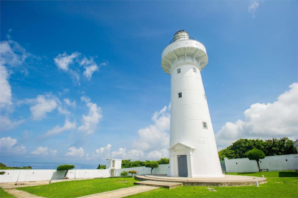 「鵝鑾鼻公園」，除了可以漫步在公園，還能觀賞夕陽西下的日落美景，其中，鵝鑾鼻燈塔，登上台灣八景之一，屬於標誌性建築。 圖：翻攝自交通部觀光局