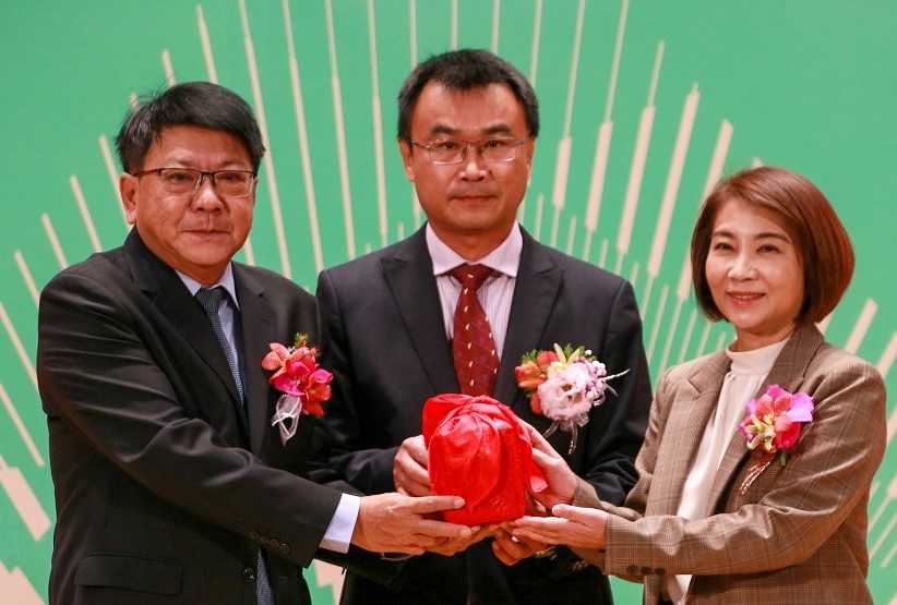 農委會主委陳吉仲(中)監交，周春米(右)由潘孟安(左)手中接過印信。(資料照片) 圖：屏東縣政府/提供