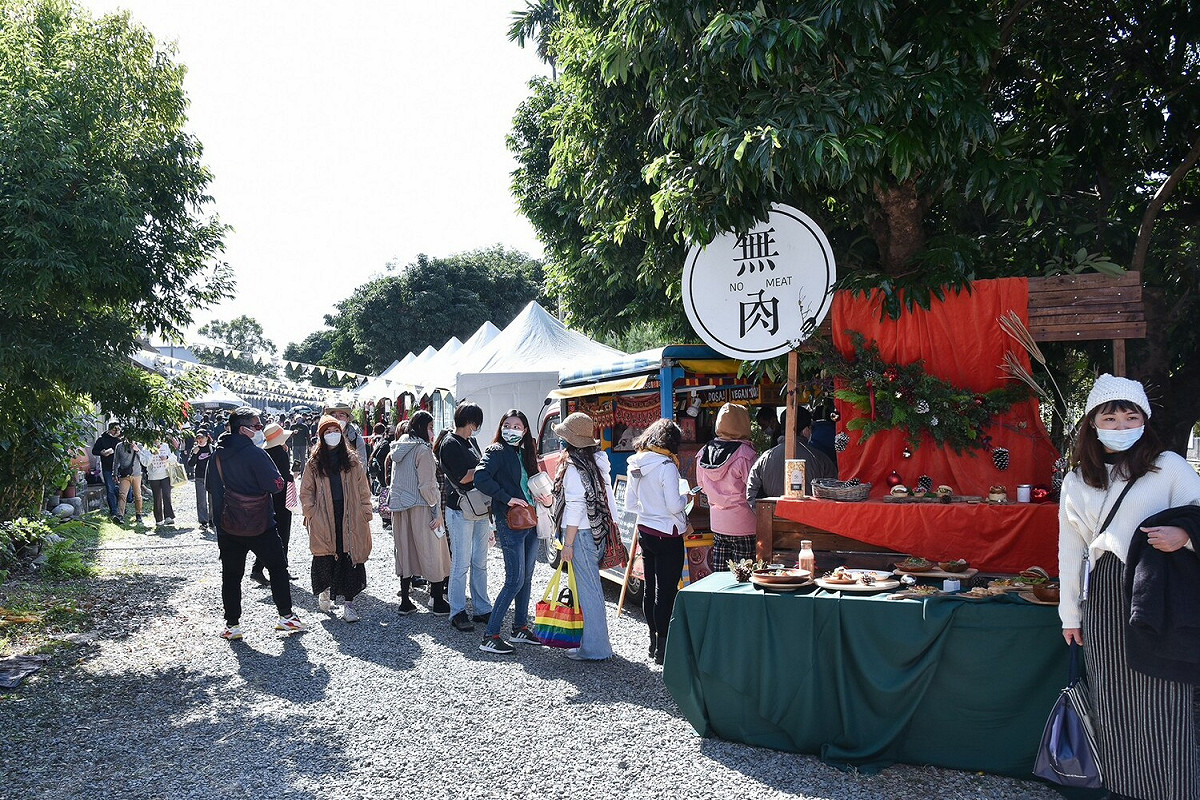 無肉市集每個攤位都大排長龍。  霧峰區農會/提供