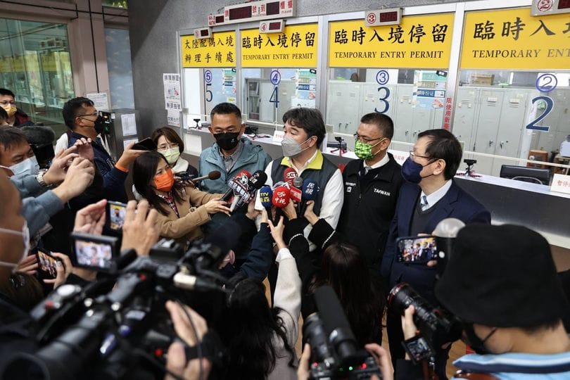 中央流行疫情指揮中心指揮官王必勝今日回應中國將新冠肺炎降類一事，他表示台灣有自己的步驟，最快農曆年後再評估是否將新冠肺炎降類。。 圖：翻攝自王必勝臉書