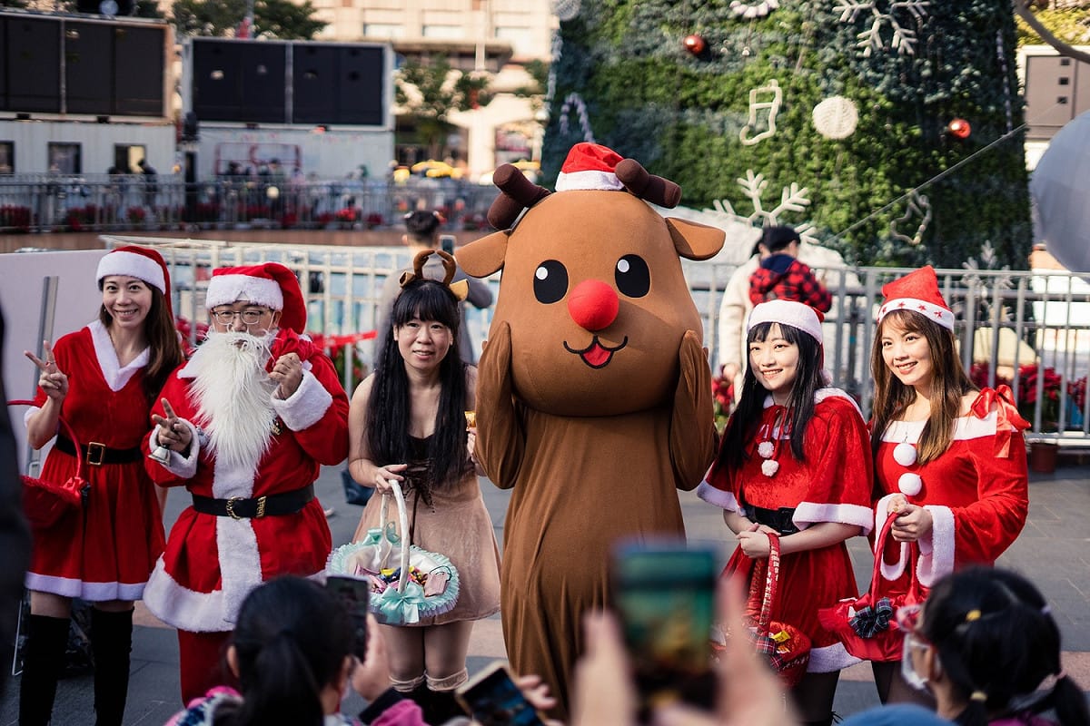 每年頗受大小朋友喜愛的聖誕老公公及女郎發送餅乾糖果。 圖：新北市民政局提供