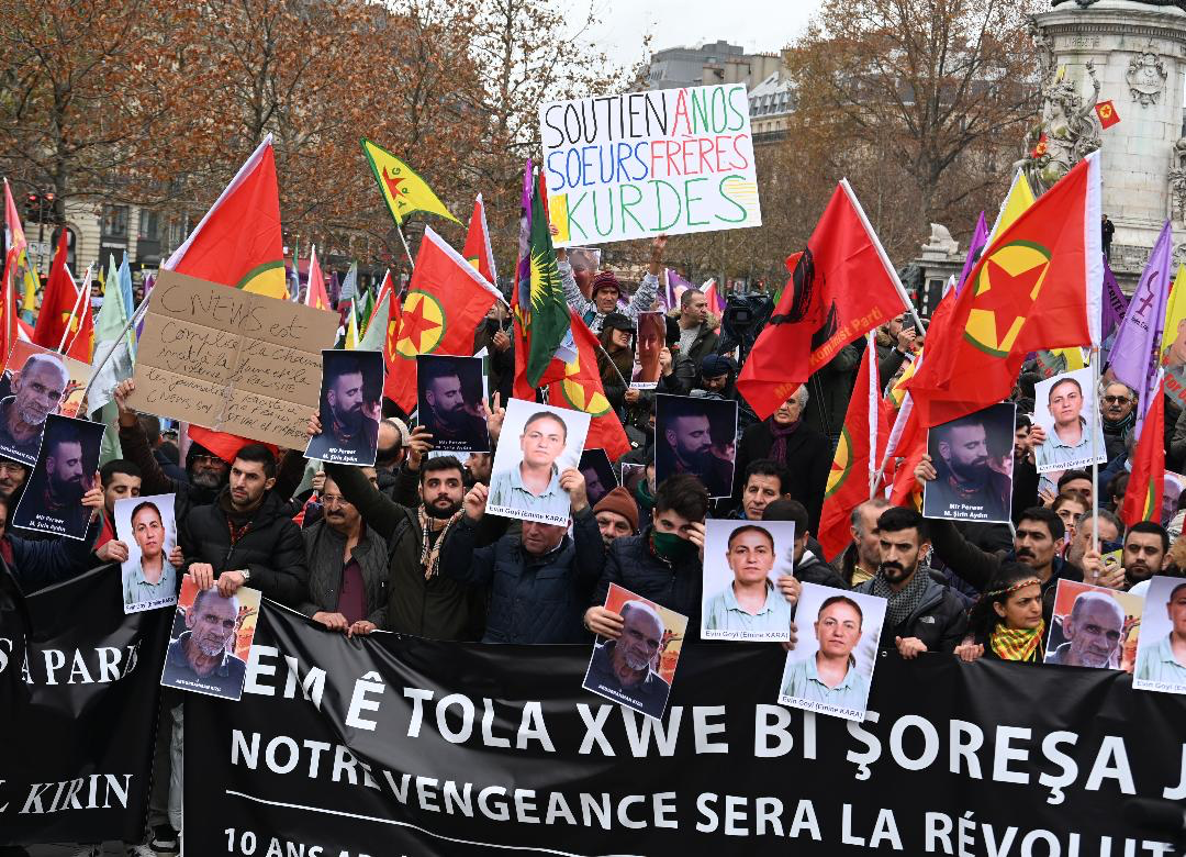 法國數千人上街抗議一起針對庫德族人的槍擊案。 圖：翻攝自Voltuan-Redde推特