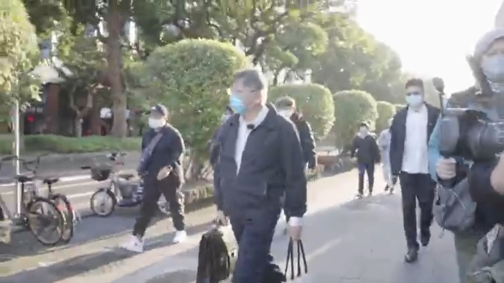 柯文哲步行到台大醫院報到上班。 圖：林昀真／翻攝