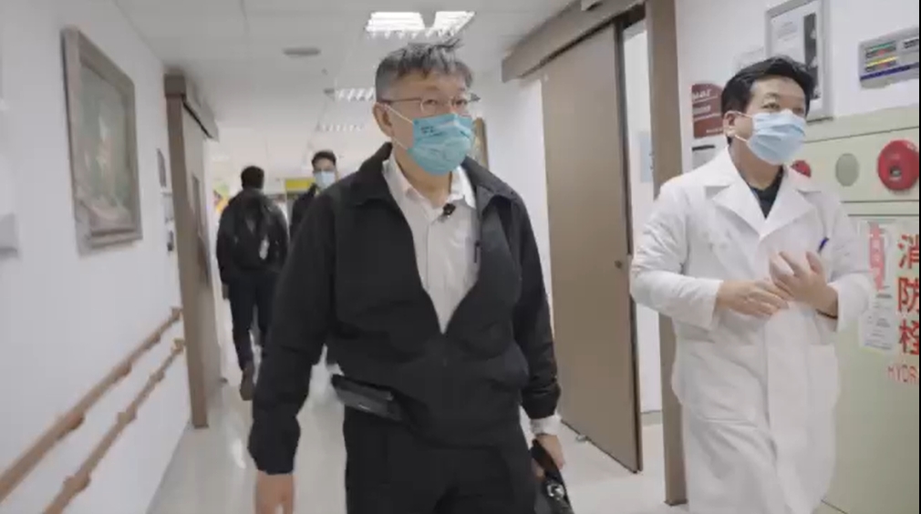 卸下市長首日，柯文哲即回台大醫院報到上班。 圖：林昀真／翻攝