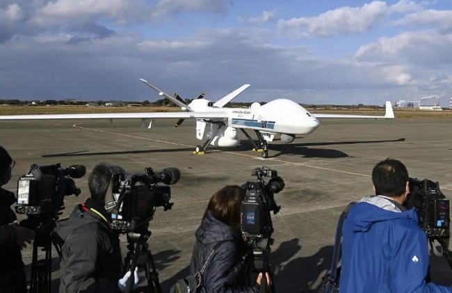 日本海上保安廳以日本東北地區青森縣的海上自衛隊八戶航空基地為據點，已啟用1架大型無人機「海上守衛者」。 圖 : 翻攝自環球網