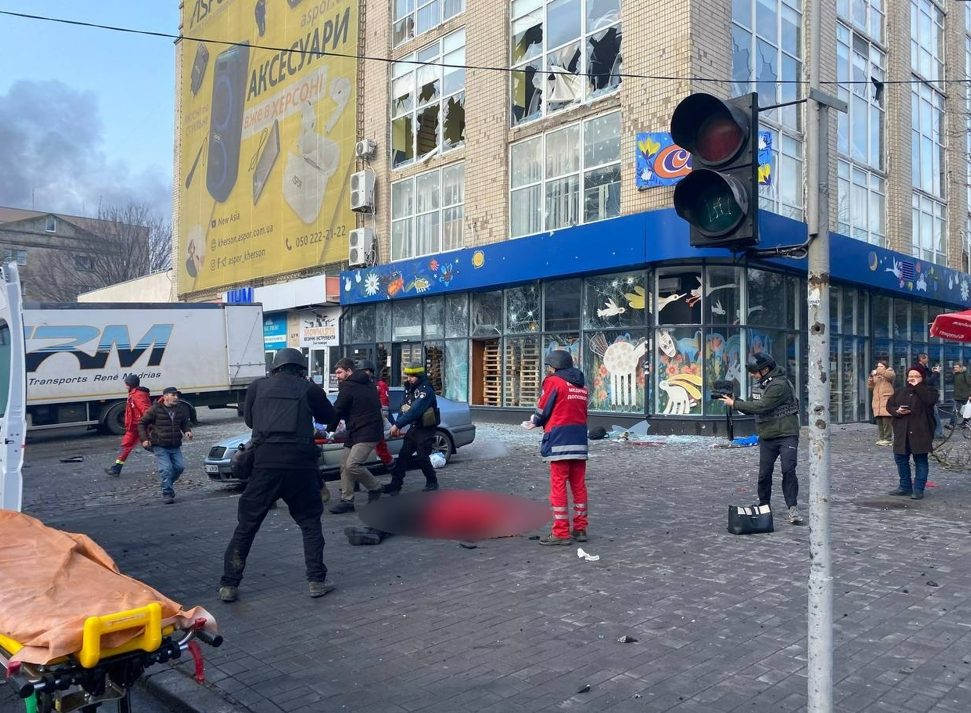 赫爾松地區24日受襲，造成至少 16 人死亡， 64 人受傷。 圖 :翻攝自烏克蘭總統澤連斯基推特