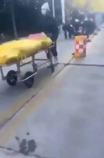 中國殯儀館火化爐供不應求，圖為民眾排隊將遺體推進火葬場。 圖:翻攝自推特方舟子