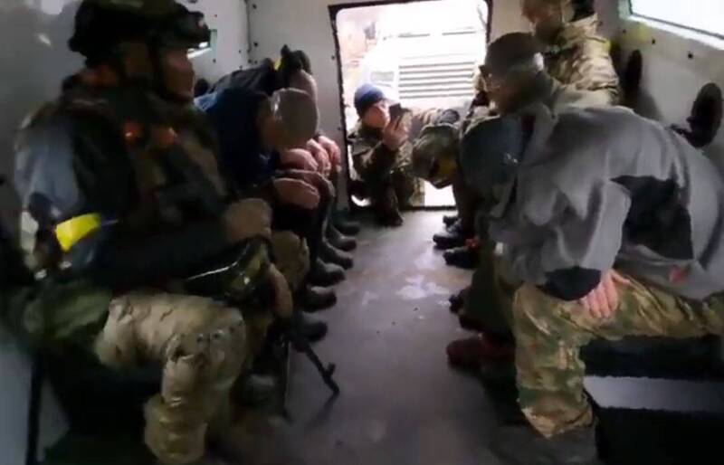 整群瓦格納集團傭兵向烏克蘭投降。 圖:翻攝自推特NOELreports