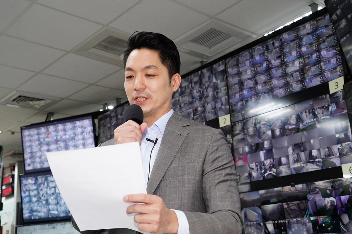 蔣萬安上任台北市長後上班首日，先到中控室向市府同仁廣播信心喊話。 圖：台北市政府／提供