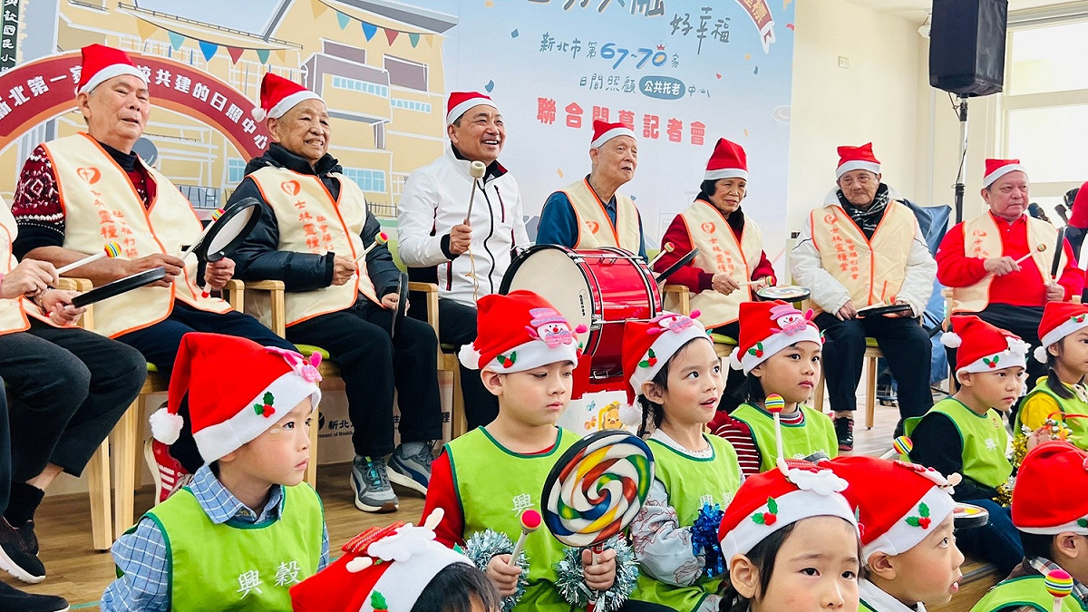 侯友宜與長者、小朋友一同演奏聖誕歌曲。 圖：新北市衛生局提供