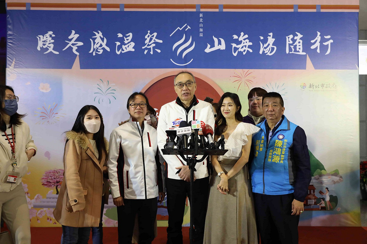 謝政達於啟動儀式結束後，接受記者聯訪，再次推廣新北市今年12月至明年3月的活動。 圖：新北市觀旅局提供