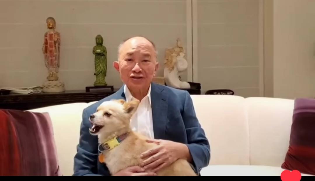 國際級導演吳宇森近日lG的他與狗兒子三寶的照片。 圖／倪有純提供