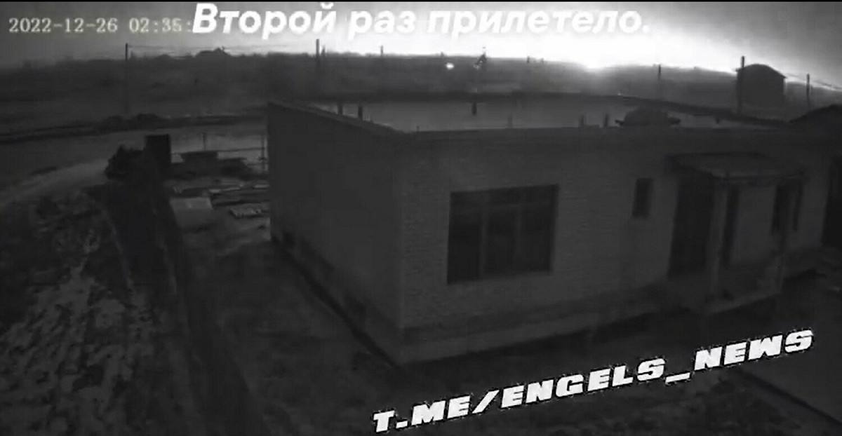 俄羅斯的恩格斯軍用機場本月內兩度遇襲，俄國防部指控是烏克蘭無人機襲擊。(圖上發光處為爆炸火光) 圖:翻攝自推特/Maria Avdeeva @maria_avdv
