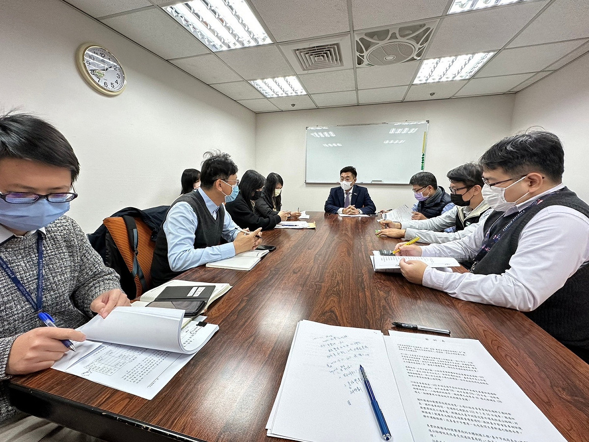立委江啟臣就東豐快速道路經費暴漲問題，在立法院召開協調會。  江啟臣辦公室/提供