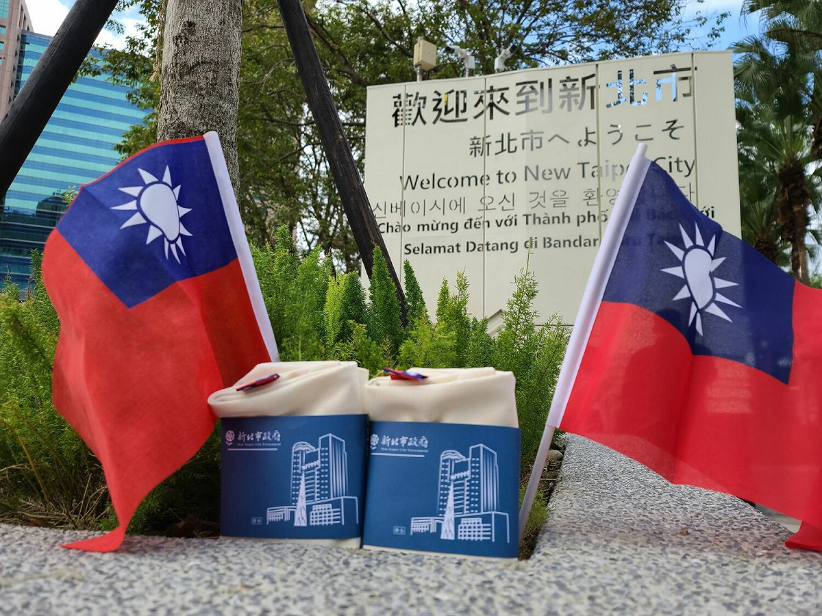 民政局提供-板橋主會場將於上午7時發送限量2023個「新北帆布袋」。 圖：新北市民政局提供