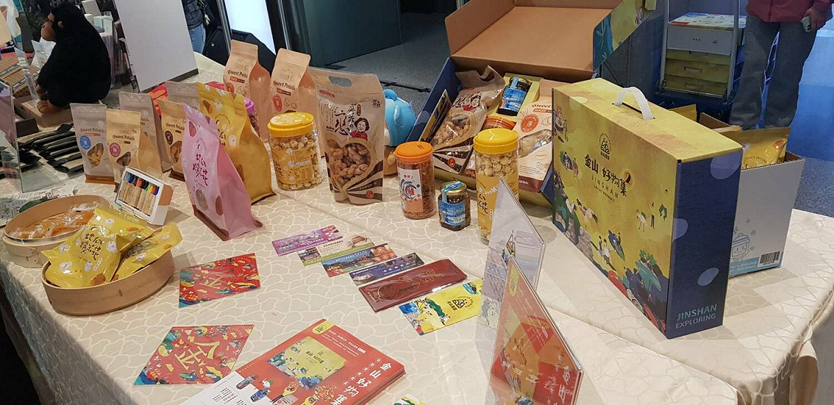 金山好物集年節禮盒網羅在地豐富山海特色產物和在地溫泉優惠券及各式好禮。 圖：金山區公所提供