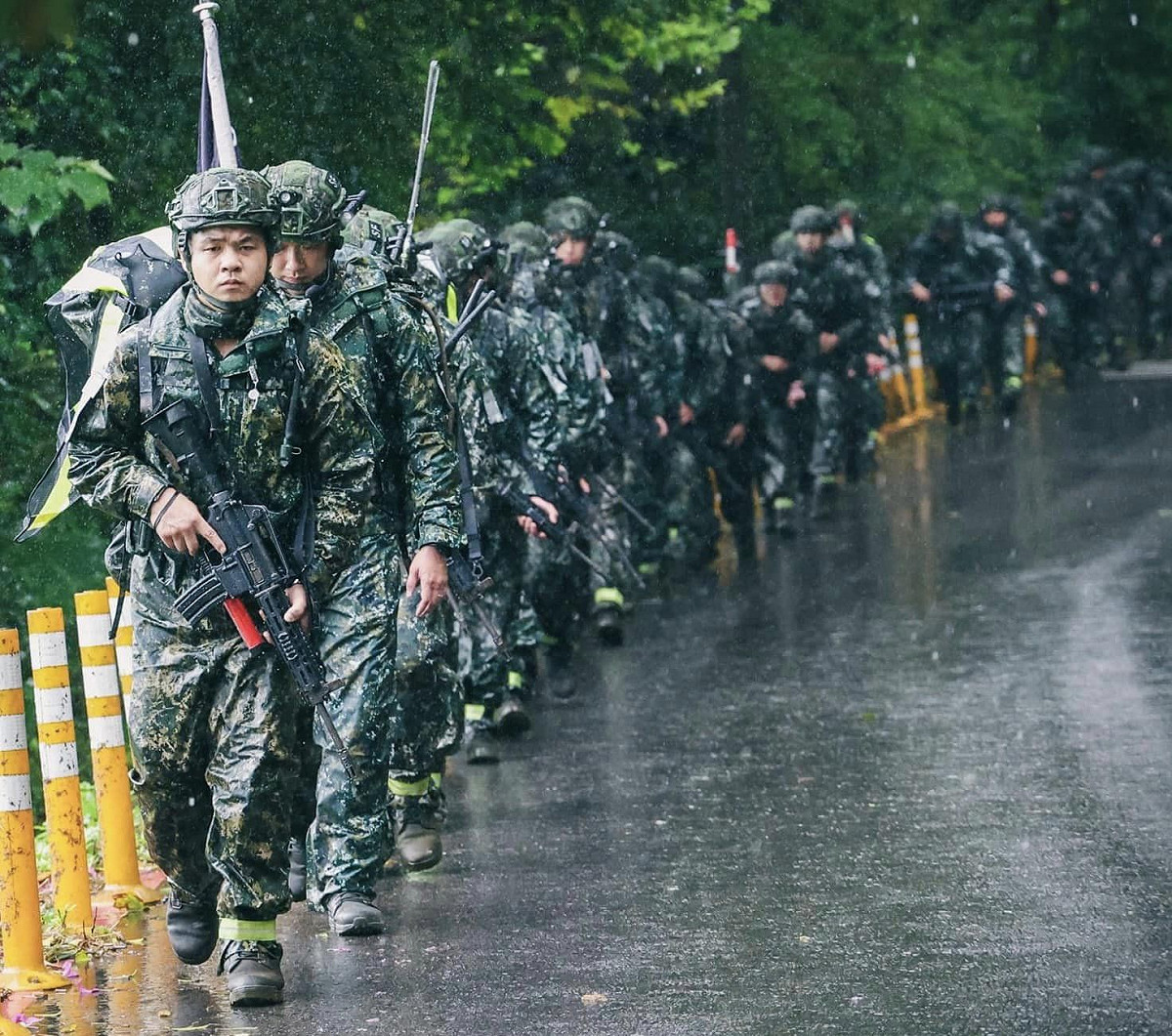 國軍肩負保家衛國責任，義務役役男不但服役時間將延長，薪資也傳出將大幅從現行的6500元，一口氣調高至2萬元以上，讓役男安心為國付出。 圖：翻攝自國防部發言人臉書(資料照片)