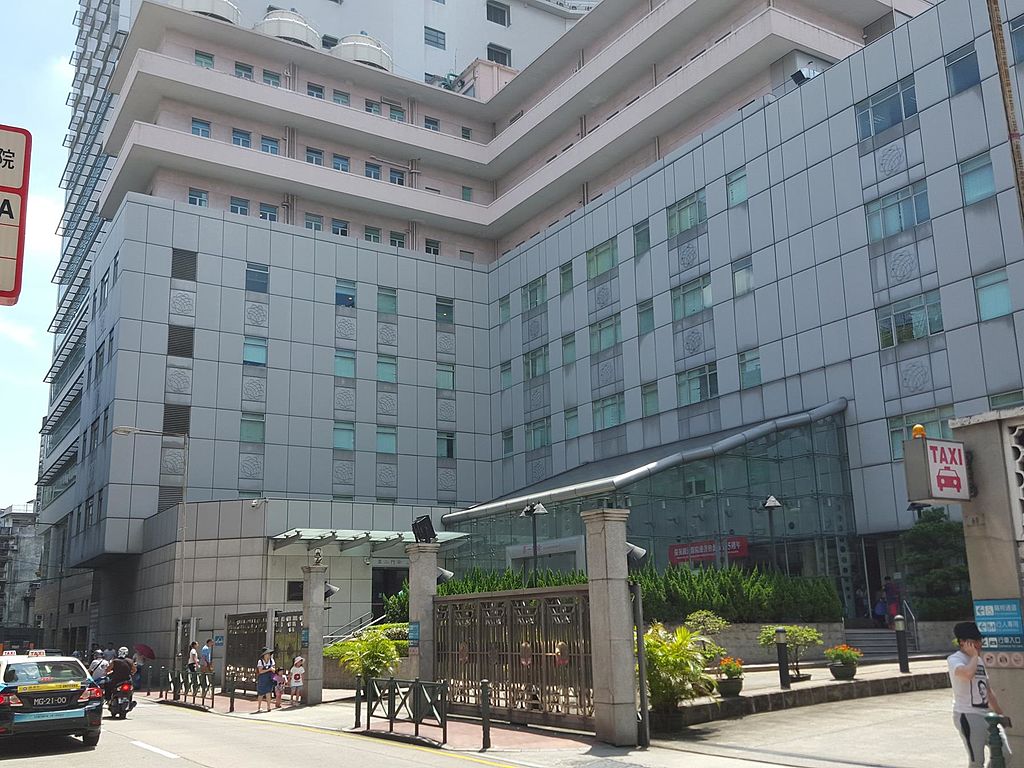 澳門鏡湖醫院是該市少數開放遊客施打西方mRNA疫苗醫療院所，根據官方GoSmart 網站訊息，遊客每次施打最多需支付約210 美元，不得退款或改期。 圖：翻攝自維基網站