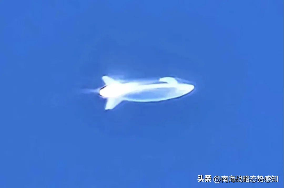 《南華早報》刊出「短暫」出現在Facebook的照片，指在菲律賓北部呂宋島蘇比克灣約100公里的邦阿西楠省拍攝的不明航空器，疑似高空、長航時飛艇。 圖：翻攝南海战略态势感知微博