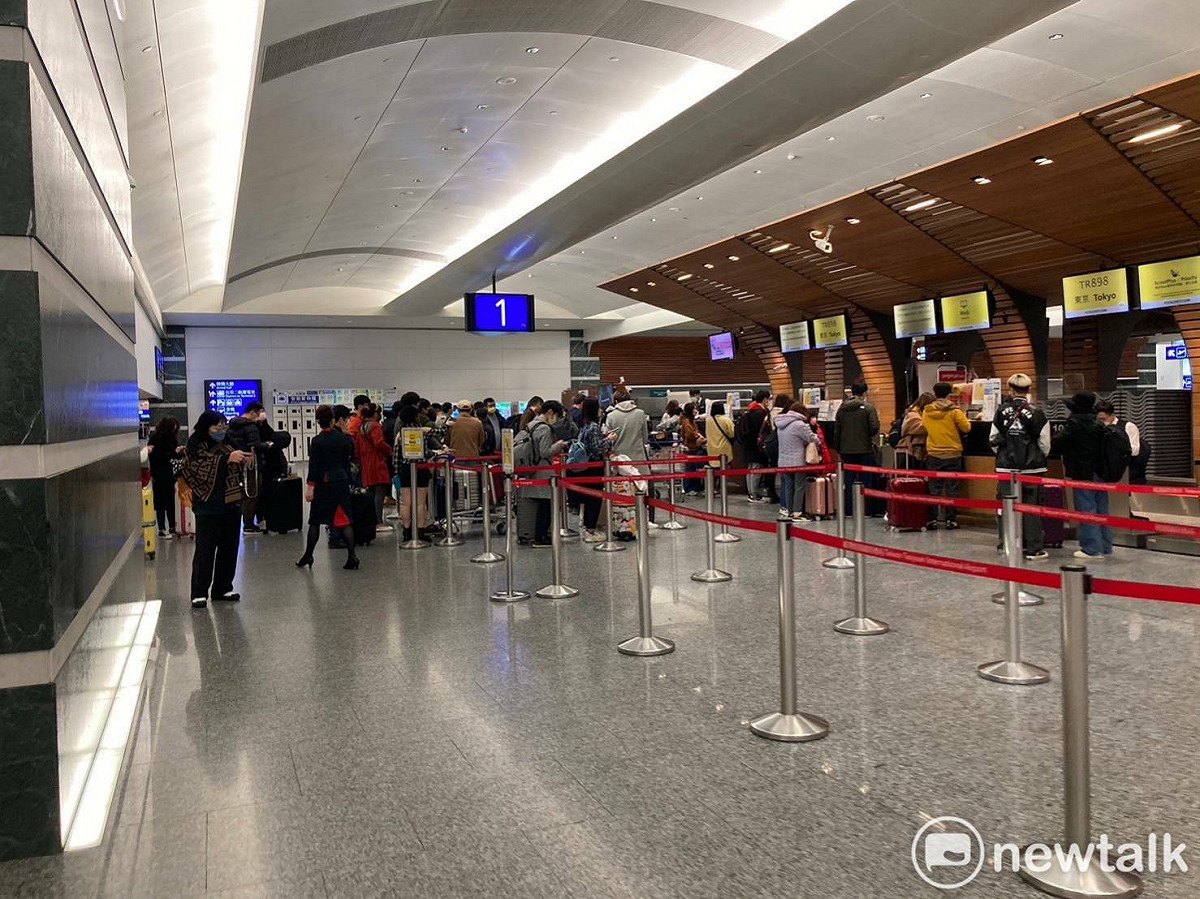 不少旅客滯留沖繩。而今(6)日各航空公司宣布，明日將放大機型疏運旅客，讓旅客明日全數返台。 圖：林冠妤／提供（攝影蕭佳容）