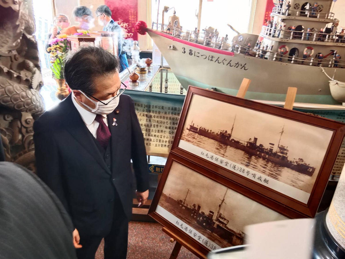 世耕弘成在保安堂觀看廟安保存的第38號軍艦文物。 圖：孫家銘攝