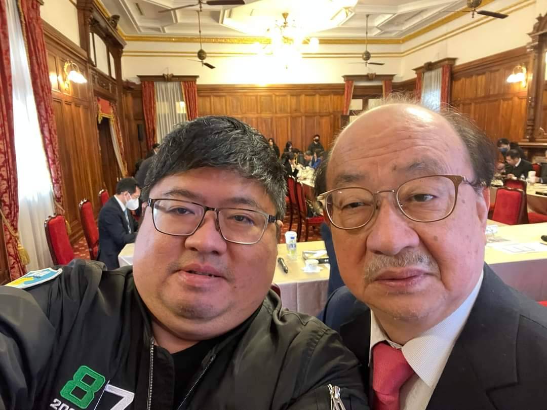 蔡易餘向柯建銘致歉，並自拍合影。 圖：蔡易餘臉書