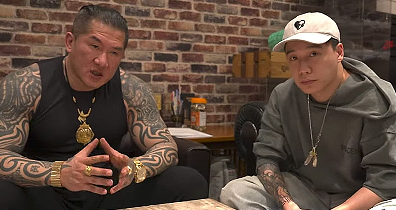 館長在昨(26)日直播與Toyz談論合約，並表示如果他能完成這段訓練，讓自己走向更正確的道路，會是個很勵志的故事。 圖：翻攝自YouTube/館長惡名昭彰