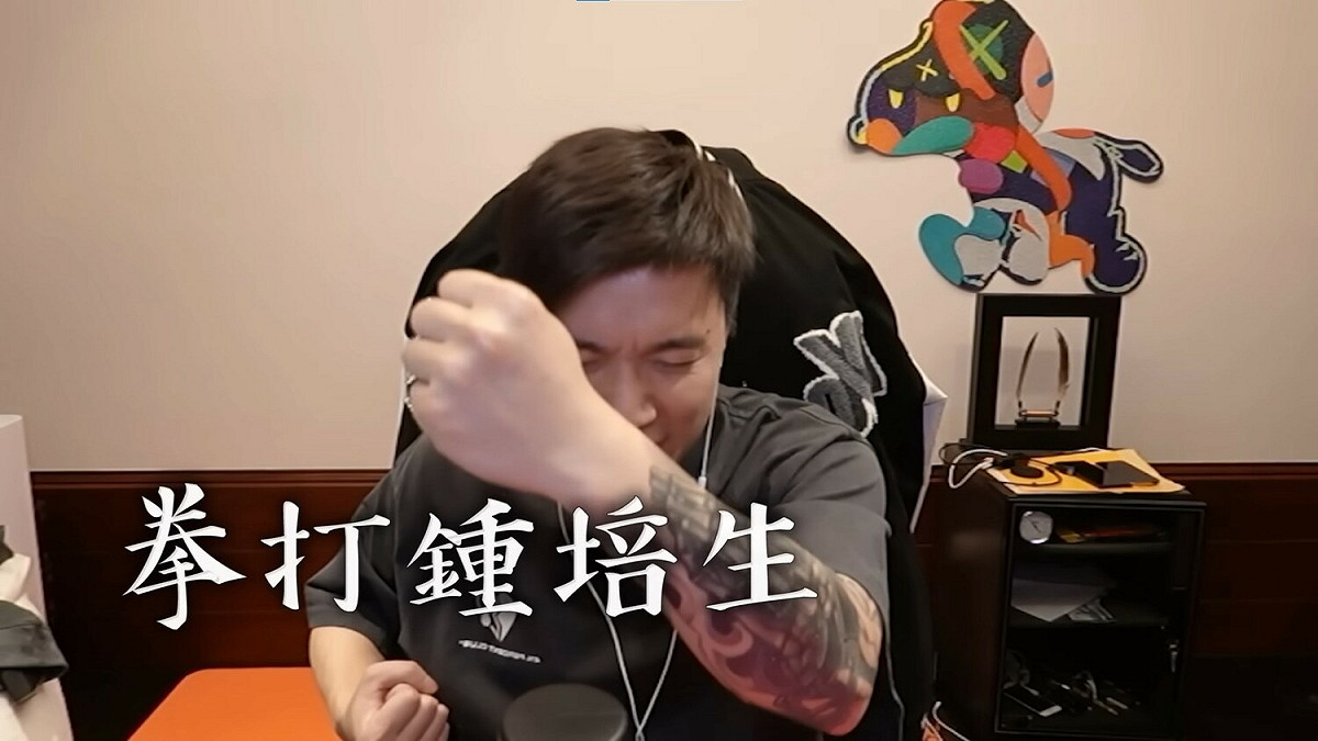 Toyz先前在直播自稱，他絕對是遊戲圈健身練得最認真的人，並說想找館長練拳打爆前老闆鐘培生。 圖：翻攝自YouTube/Toyz