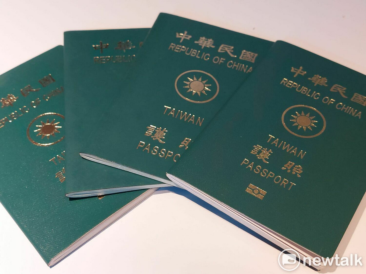 全球護照排名中，台灣護照為36名，和過去比晉升一個名次，可享有136個旅遊目的地的免簽通行資格，也比中國高出25名。（護照示意圖） 圖：新頭殼資料照