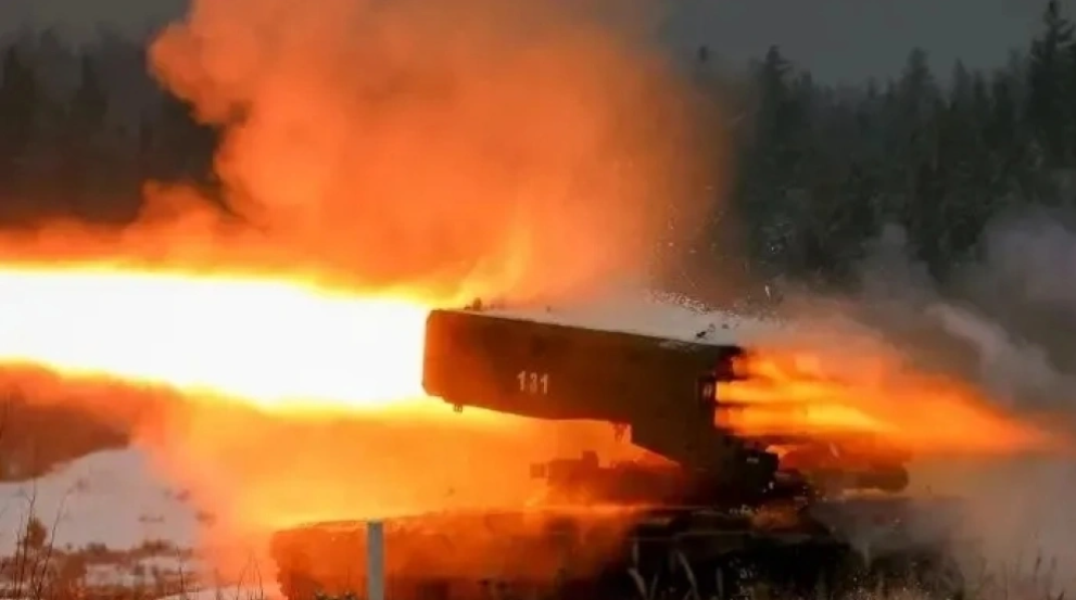 俄軍出動TOS-1A Solntsepek 噴火系統，夜襲烏軍基地。 圖:翻攝自騰訊網